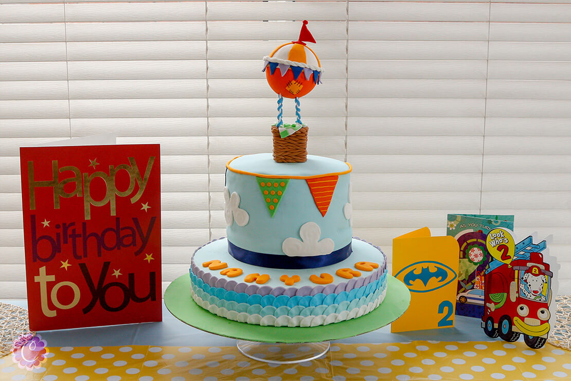 Complete cake with hot air baloon